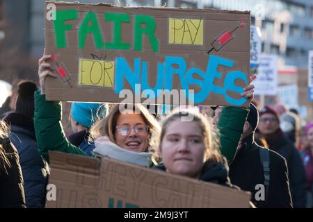 London, Vereinigtes Königreich, 18. Januar 2023: An einem sonnigen, aber kalten Tag versammeln sich die Krankenschwestern vor dem University College Hospital London, bevor sie zur Downing Street marschieren. Die Mitglieder des Royal College of Nursing streiken heute und morgen in einem Streit über Lohn- und Arbeitsbedingungen, da die Krise der Lebenshaltungskosten dazu führt, dass viele den NHS verlassen, um anderswo besser bezahlte Arbeit zu leisten. Anna Watson/Alamy Live News Stockfoto