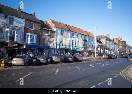 Die Nordseite der High Street Northallerton North Yorkshire UK in Winter High Street; High; Street; North Side; North Side; Side; Geschäfte; Marktstadt; Stockfoto