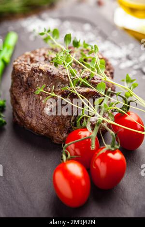 Estnisches Rinderfilet. Köstliche gesunde traditionelle Speisen aus der Nähe serviert zum Mittagessen in modernen Gourmet-Küche Restaurant Stockfoto