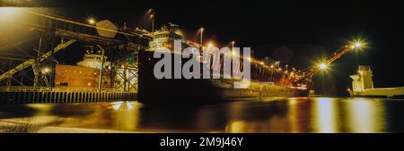 Erzboote im Ore Dock am Abend, Upper Harbor, Marquette, Michigan, USA Stockfoto