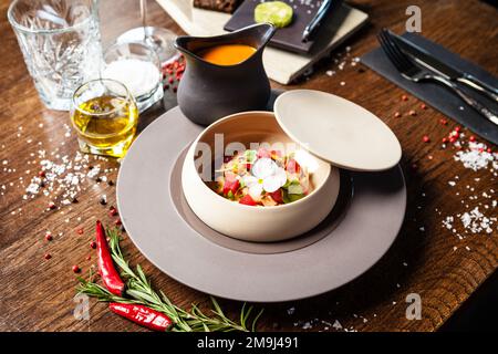 Bouillabaisse, Krake, blaue Muscheln, Thunfisch, Riesengarnelen, Schottischer Lachs. Köstliche gesunde französische traditionelle Speisen aus der Nähe serviert zum Mittagessen in modernen Stockfoto