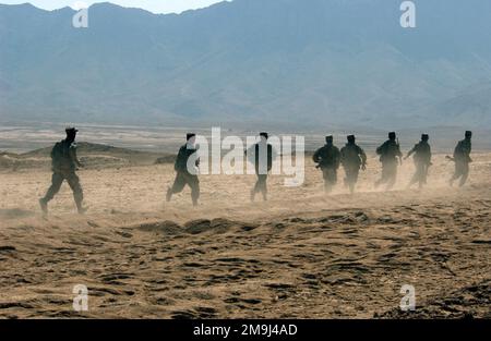 Neue Rekruten des 1. Bataillons der afghanischen Nationalarmee (ANA) verdoppeln die Zeit bis zum Schießstand, um eine Feuerausbildung in Kabul, Afghanistan, durchzuführen. Das Ausbildungsprogramm, das von Soldaten der US-Armee durchgeführt wird, die dem 1. Bataillon, der 3. Special Forces Group (SFG), zugeteilt sind, soll den Kern der neuen ANA bilden, die ein sicheres, sicheres und stabiles Umfeld in Afghanistan fördern und dazu beitragen wird, das Wiederaufflammen terroristischer Truppen zu verhindern. Basis: Kabul Land: Afghanistan (AFG) Stockfoto