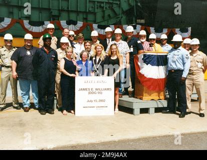 DN-SD-04-09084. [Complete] Scene Caption: Ein Gruppenfoto der Teilnehmer der offiziellen Keel Laying Zeremonie der US Navy (USN) ARLEIGH BURKE CLASS (FLUG IIA) GUIDED MISSILE DESTROYER (AEGIS) USS JAMES E. WILLIAMS (DDG 95). Abbildung der hinteren Reihe, von links nach rechts: USN Commander (CDR) Joseph Konicki, AEGIS Area Commander, Supervisor of Shipbuilding, Conversion and Repair, Pascagoula, Mississippi (MS). Mr. Ron Ray, Congressional Medal of Honor, Freund der Familie, GM1 Kraft DDG 89 Assistant Ship Superintendent; Mr. William K. Sims, Freund der Familie; USN Captain (CPT) Phil Johnson, Stockfoto