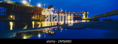 Erzboote im Ore Dock am Abend, Upper Harbor, Marquette, Michigan, USA Stockfoto