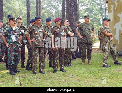 Mehrere der ausländischen Marine-Führer, die an der Eröffnungskonferenz DER World Wide Commandants Conference VON 1. teilnehmen, sowie General (GEN) James L. Jones Jr. (2. von rechts) des US Marine Corps (CMC), nehmen an der Rekrutierungsausbildung im Rekrutierungsdepot des US Marine Corps (USMC) Teil; Marinekorps-Basis (MCB) Parris Island, South Carolina. Basis: USMC Recruit Depot, Parris Island Bundesstaat: South Carolina (SC) Land: Vereinigte Staaten von Amerika (USA) Stockfoto