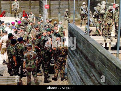 Während ihres Besuchs bei der US Marine Corps (USMC) Recruit Depot, Marine Corps Base (MCB) Parris Island, South Carolina, hatten Marineführer aus 30 Ländern, die an der Eröffnungskonferenz 1. teilnahmen, Gelegenheit, Rekruten von G Company, Zweiter Bataillon, Bearbeite eines der Hindernisse beim Reaktionskurs am Schmelztiegel. Basis: USMC Recruit Depot, Parris Island Bundesstaat: South Carolina (SC) Land: Vereinigte Staaten von Amerika (USA) Stockfoto