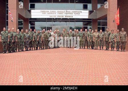 US Marine Corps (USMC) General (GEN) James L. Jones Jr. (Center), Befehlshaber des Marine Corps (CMC), nimmt zusammen mit Marineführern aus 30 Ländern an der 1. eröffneten World Wide Commandants Conference Teil. USMC Recruit Depot, Marine Corps Base (MCB) Parris Island, South Carolina. Basis: USMC Recruit Depot, Parris Island Bundesstaat: South Carolina (SC) Land: Vereinigte Staaten von Amerika (USA) Stockfoto