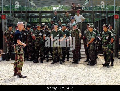 Bei einem Besuch des Rekrutierungsdepots des US Marine Corps (USMC), der Marine Corps Base (MCB) Parris Island, South Carolina, sowie der Marineführer aus 30 Ländern, die an der 1. stattfindenden Eröffnungskonferenz der World Wide Commandants teilnehmen, erklärt ein Lehrer, was passiert, wenn Rekruten den Reaktionskurs am Schmelztiegel erreichen. Basis: USMC Recruit Depot, Parris Island Bundesstaat: South Carolina (SC) Land: Vereinigte Staaten von Amerika (USA) Stockfoto