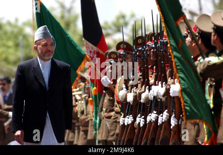 Der Präsident der Demokratischen Republik Afghanistan, Hamid Karzai, bespricht die Truppen der ersten Graduiertenklasse für das 1. Bataillon, Afghanistan National Army (ANA), während einer Zeremonie im Kabul Military Training Center in Kabul, Afghanistan. Operation/Serie: STÜTZPUNKT DER DAUERHAFTEN FREIHEIT: Kabul-Land: Afghanistan (AFG) Stockfoto