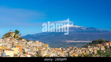 Panoramablick auf den Ätna vom Dorf Centuripe, Sizilien (Italya9 Stockfoto