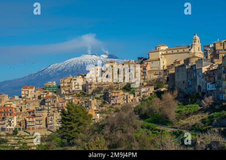 Panoramablick auf den Ätna vom Dorf Centuripe, Sizilien (Italya9 Stockfoto
