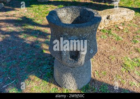 Steinmühle zum Mahlen von Getreide in der alten griechischen Stadt Morgantina (Sizilien) Stockfoto