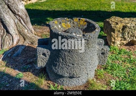 Steinmühle zum Mahlen von Getreide in der alten griechischen Stadt Morgantina (Sizilien) Stockfoto