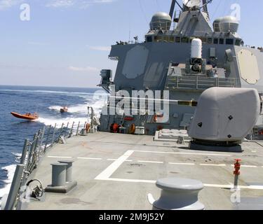 Ein Blick von Bord der US Navy (USN) ARLEIGH BURKE CLASS (FLUG I), DER GEFÜHRTEN RAKETENZERSTÖRERIN (AEGIS), USS BENFOLD (DDG 65), während das Schiff Ausweichmaßnahmen ergreift, um seine Mark 45, 5 Zoll/54 Kaliber (leicht) Waffe auf zwei kleinen RHull Inflatable (RHIB)-Angriffsfahrzeugen zu tragen, Während des Flottenschlachtversuchs Juliet (FBE-J), durchgeführt unter den übergeordneten Zielen der Übung MILLENNIUM CHALLENGE 2002 (MC02). Betreff Betrieb/Serie: MILLENNIUM CHALLENGE 2002 Basis: USS Benfold (DDG 65) Stockfoto