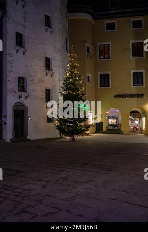 KITZBÜHEL, ÖSTERREICH - 07. JANUAR 2023: Dekorierter Weihnachtsbaum im mittelalterlichen Zentrum von Kitzbühel bei Nacht. Stockfoto