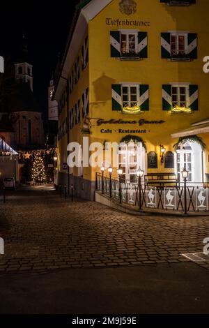 KITZBÜHEL; ÖSTERREICH - 07. JANUAR; 2023: Nachtansicht der weihnachtlichen Straßendekoration in Kitzbühel; einer kleinen Alpenstadt. Stockfoto