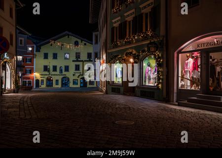 KITZBÜHEL, ÖSTERREICH - 07. JANUAR 2023: Nachtansicht der weihnachtlichen Straßendekoration in Kitzbühel, einer kleinen Alpenstadt. Stockfoto