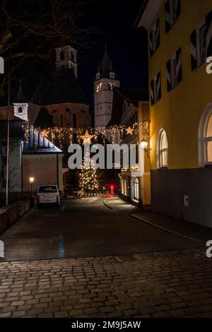 KITZBÜHEL; ÖSTERREICH - 07. JANUAR; 2023: Nachtansicht der weihnachtlichen Straßendekoration in Kitzbühel; einer kleinen Alpenstadt. Stockfoto