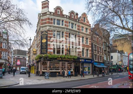 The Cambridge, ein traditioneller Pub in Cambridge Circus, Charing Cross Road, Soho, London, England, UK Stockfoto