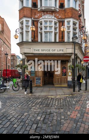 Außenansicht des Spice of Life, einem traditionellen viktorianischen Pub und Veranstaltungsort für Livemusik in der Moor Street, Soho, London, England, Großbritannien Stockfoto