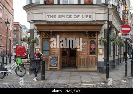 Außenansicht des Spice of Life, einem traditionellen viktorianischen Pub und Veranstaltungsort für Livemusik in der Moor Street, Soho, London, England, Großbritannien Stockfoto