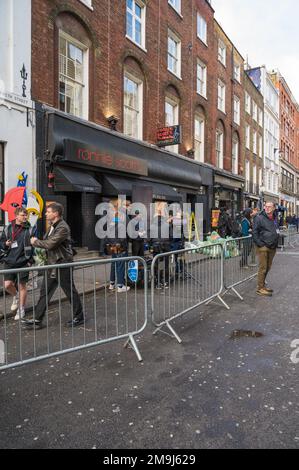 Vermutlich Teil einer Filmcrew vor Ronnie Scotts Jazzclub in Frith Street, Soho, London, England, Großbritannien Stockfoto