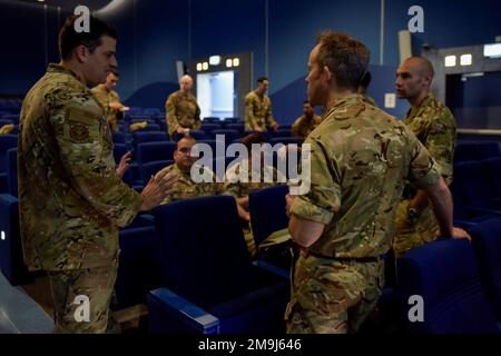 USA Air Force Airmen und Militärangehörige der Royal Air Force diskutieren am 19. Mai 2022 über die Entsorgung von Sprengstoffen im Luftwaffenstützpunkt Ramstein. Die Zivilingenieurstaffel EOD 786. veranstaltete ein EOD-Symposium, um strategische Themen wie die Zukunft der EOD und die Wiederherstellung von Flugplätzen mit NATO-Verbündeten zu erörtern. Stockfoto