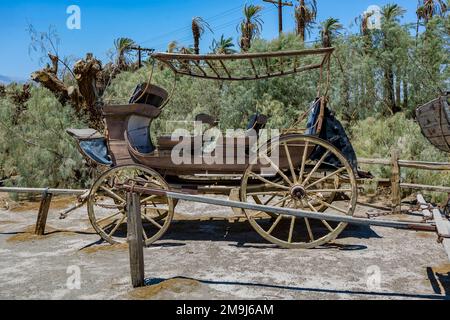 Alte historische Bühnenwagen auf der Ranch im Death Valley Stockfoto