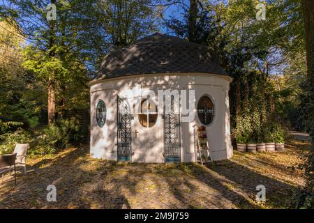 Ovales Haus im Park, Teehaus. Stockfoto