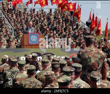 Der Verteidigungsminister, der ehrenwerte Donald H. Rumsfeld, DOD, beantwortet eine Frage von Corporal (CPL) Jacobs, USMC, 9. Kommunikationsbataillon, 1. Force Service Support Group, während des Besuchs des Ministers in Camp Pendleton. (DoD-Foto von Lance CPL. Jason S. Hughes) (veröffentlicht). Der Verteidigungsminister, der ehrenwerte Donald H. Rumsfeld, DOD, beantwortet eine Frage von Corporal (CPL) Jacobs, USMC, 9. Kommunikationsbataillon, 1. Force Service Support Group, während des Besuchs des Ministers in Camp Pendleton. (DoD-Foto von Lance CPL. Jason S. Hughes) (veröffentlicht) Stockfoto