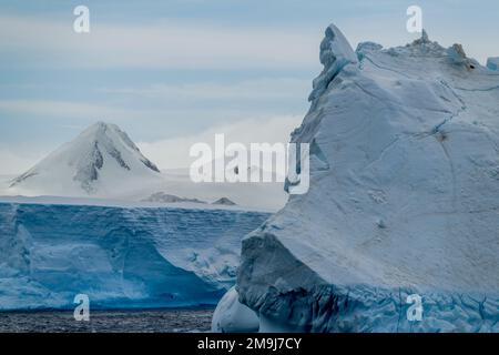 Blick auf einen Eisberg im Antarktis-Sound an der Spitze der Antarktis-Halbinsel, Antarktis. Stockfoto