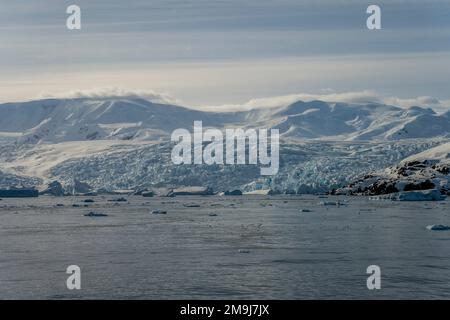 Blick auf die Eisberge und Gletscher in Cierva Cove, einer Bucht entlang der Westküste von Graham Land, antarktische Halbinsel, Antarktis. Stockfoto