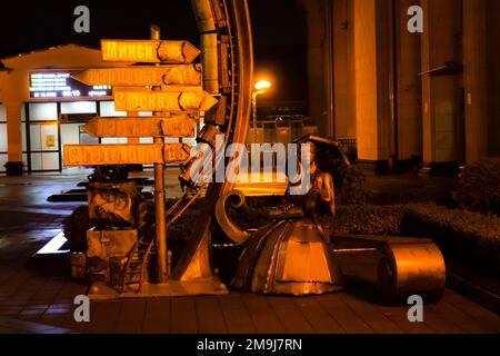 BREST. WEISSRUSSLAND. 27. DEZEMBER 2022: Skulptur eines Mädchens mit Schirm am Bahnhof in Brest. Weißrussisch-polnische Grenze. Weißrussland Stockfoto