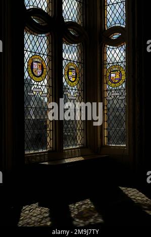 Die Höflinge von König James IV. Aus Schottland, der 1513 mit ihm im Kampf gegen die Engländer bei Flodden getötet wurde, erinnern sich an modernes, heraldisches Buntglas in den bleihaltigen Ostfenstern der Großen Halle von Stirling Castle im Zentrum von Schottland, Großbritannien. Die Halle, in der das schottische Parlament einst untergebracht war, wurde um 1503 erbaut und 1999 nach langer Nutzung als Kaserne gründlich restauriert. Stockfoto