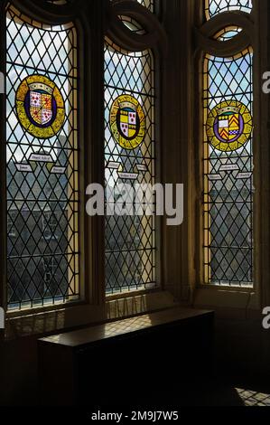 Adlige, die König James IV. Von Schottland dienten, einer mit ihm im Kampf gegen die Engländer in Flodden im Jahr 1513 getötet wurde, erinnerten sich an modernes, heraldisches Buntglas in den bleihaltigen Ostfenstern der Großen Halle von Stirling Castle im Zentrum Schottlands. Die Halle, in der das schottische Parlament einst untergebracht war, wurde um 1503 erbaut und 1999 nach langer Nutzung als Kaserne gründlich restauriert. Stockfoto