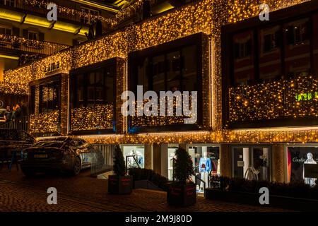 KITZBÜHEL, ÖSTERREICH - 07. JANUAR 2023: Nachtansicht der weihnachtlichen Straßendekoration in Kitzbühel, einer kleinen Alpenstadt in Österreich. Stockfoto