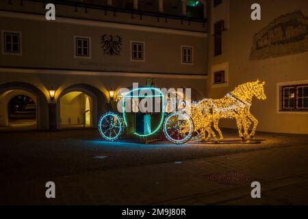 KITZBÜHEL, ÖSTERREICH - 07. JANUAR 2023: Nachtansicht der weihnachtlichen Straßendekoration in Kitzbühel, einer kleinen Alpenstadt in Österreich. Stockfoto