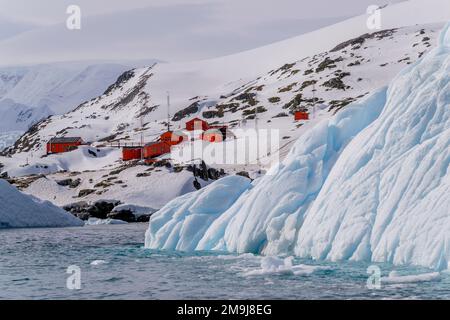 Blick auf die argentinische Station Primavera in Cierva Cove, eine Bucht entlang der Westküste von Graham Land, antarktische Halbinsel, Antarktis. Stockfoto