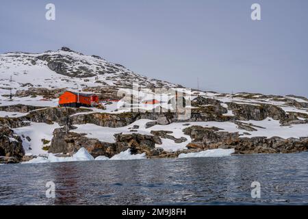 Blick auf die argentinische Station Primavera in Cierva Cove, eine Bucht entlang der Westküste von Graham Land, antarktische Halbinsel, Antarktis. Stockfoto