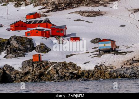 Blick auf die argentinische Station Primavera in Cierva Cove, eine Bucht entlang der Westküste von Graham Land, antarktische Halbinsel, Antarktis. Stockfoto