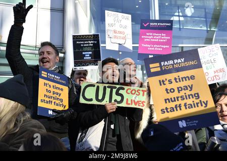 London, Großbritannien. 4. April 2016. Streikende Krankenschwestern an der Streiklinie halten während der Demonstration Plakate, die ihre Meinung im Universitätsklinikum zum Ausdruck bringen. Die Besuche von Sanitätern, Notrufdiensten und Hilfskräften in sieben der 10 englischen Krankenwagen sowie des nationalen walisischen Dienstes werden am 6. Und 20. Februar sowie am 6. Und 20. März stattfinden. (Credit Image: © Beresford Hodge/SOPA Images via ZUMA Press Wire) NUR REDAKTIONELLE VERWENDUNG! Nicht für den kommerziellen GEBRAUCH! Stockfoto