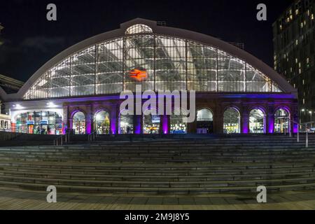 Lime Street Station in Liverpool bei Nacht. Stockfoto