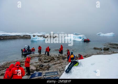 Touristen landen mit Zodiaken am Portal Point, der sich auf dem antarktischen Kontinent entlang der Westküste von Graham Land, antarktische Halbinsel, befindet. Stockfoto