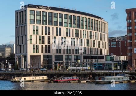 Liverpool Hilton Hotel auf der anderen Seite des Salthouse Dock. Stockfoto