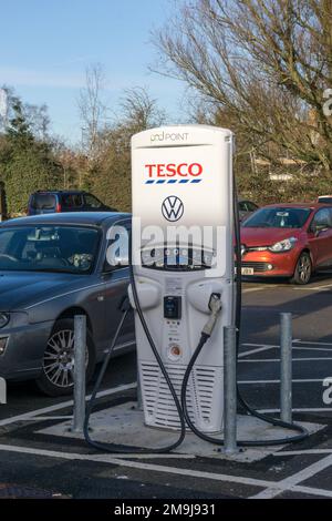 Pod Point EV-Ladestation auf einem Parkplatz im Supermarkt von Tesco. Stockfoto