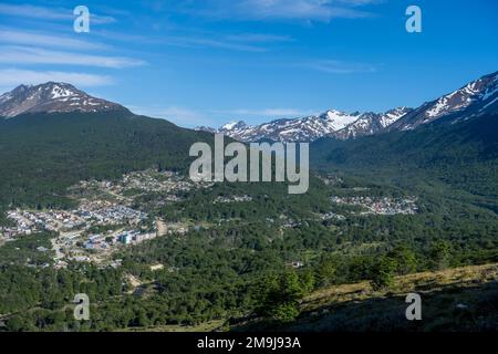 Häuser in den Wald am Stadtrand von Ushuaia, der Hauptstadt von Tierra del Fuego in Argentinien. Stockfoto