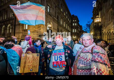 London, Großbritannien. 18. Januar 2023. Ein Trans-Pride-Protest außerhalb der Downing Street als Reaktion auf Rishi Sunaks Entscheidung, das Trans-Gesetz im schottischen parlament zu blockieren. Kredit: Guy Bell/Alamy Live News Stockfoto