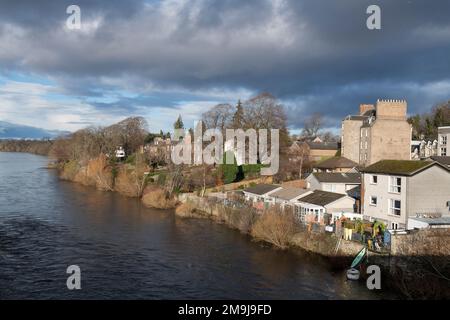 Blick von der Smeaton Bridge des Flusses Tay in Richtung Bridgend, Perth, Schottland am 14. Januar 2023. Foto von Gary Mitchell Stockfoto