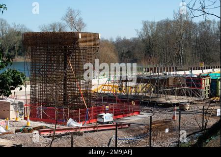 Denham, Großbritannien. 19. März 2022. HS2 Bauarbeiten für das Colne Valley Viadukt. Am ehemaligen Denham Water Ski Club neben der North Orbital Road in Denham werden Betonpiers aufgestellt. Die 700-Tonnen-Trägermaschine HS2 High Speed Rail namens Dominique ist jetzt in Betrieb und hat damit begonnen, einige der vorgegossenen Betonbrückensegmente auf das erste von 56 Pier-Segmenten für das HS2 High Speed 2 Colne Valley Viaduct zu bringen. Das Colne Valley Viaduct wird die längste Eisenbahnbrücke in Großbritannien sein. Kredit: Maureen McLean/Alamy Stockfoto