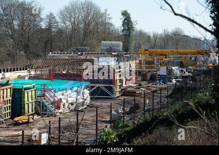 Denham, Großbritannien. 19. März 2022. HS2 Bauarbeiten für das Colne Valley Viadukt. Am ehemaligen Denham Water Ski Club neben der North Orbital Road in Denham werden Betonpiers aufgestellt. Die 700-Tonnen-Trägermaschine HS2 High Speed Rail namens Dominique ist jetzt in Betrieb und hat damit begonnen, einige der vorgegossenen Betonbrückensegmente auf das erste von 56 Pier-Segmenten für das HS2 High Speed 2 Colne Valley Viaduct zu bringen. Das Colne Valley Viaduct wird die längste Eisenbahnbrücke in Großbritannien sein. Kredit: Maureen McLean/Alamy Stockfoto